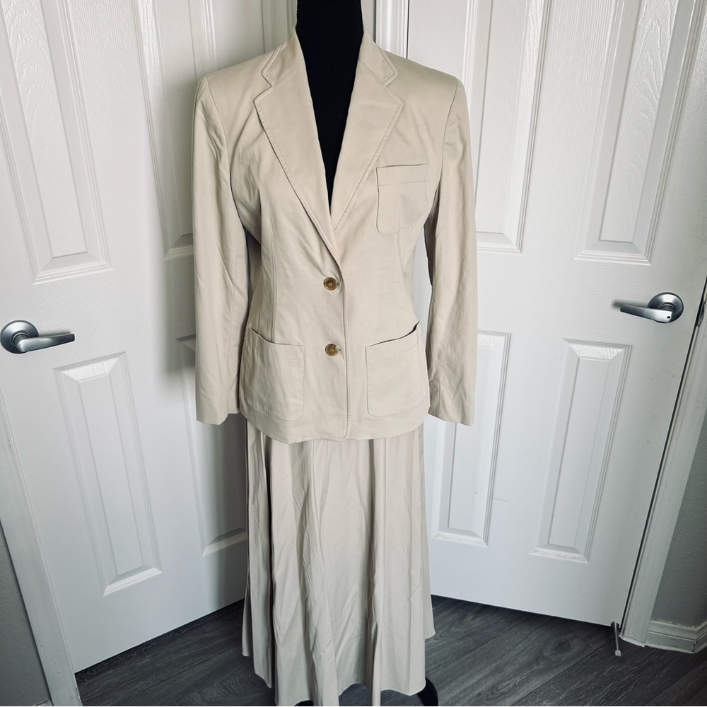 Jones New York 2 pc Beige Stretch Blazer & Skirt Suit Size 8 Petite